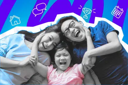 Pop-Art-Illustration einer glücklichen Familie, die lachend zusammenliegt und die unvorhersehbaren, aber unterhaltsamen Momente des Elternseins darstellt. Schwarz-Weiß-Haut und bunte Kleidung. Ideal für Beiträge über Familienleben, Erziehung, Elternglück und kindliche Abenteuer.