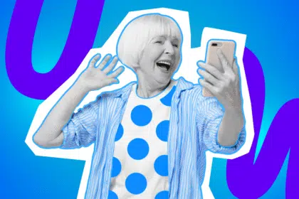 Pop-Art-Illustration einer fröhlichen älteren Frau, die ein Selfie macht oder chattet, um den Begriff "No Brainer" und die Einfachheit von Entscheidungen zu verdeutlichen. Schwarz-Weiß-Haut, gestreifte Hemdjacke und Polka-Dot-T-Shirt. Relevant für Themen wie Gen Z, Slang, einfache Entscheidungen und Technologie.