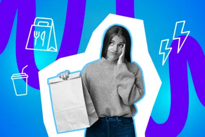 Frau hält eine leere Papiertüte hoch und schaut bedrückt zur Seite.“