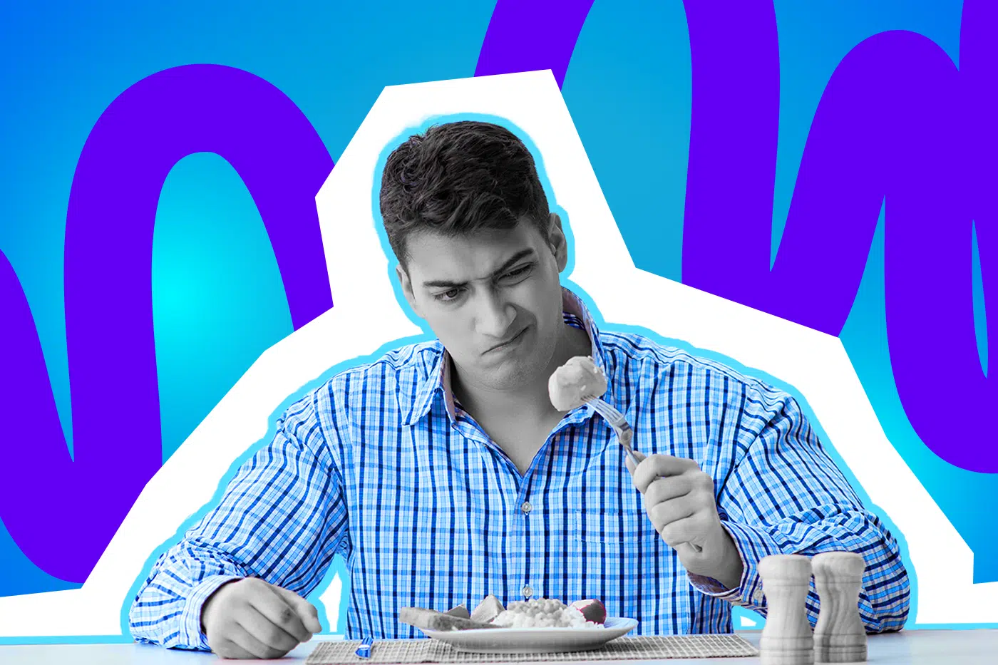 Mann sitzt am Tisch und blickt skeptisch auf ein Stück Essen auf seiner Gabel, das über seinem Teller gehalten wird.