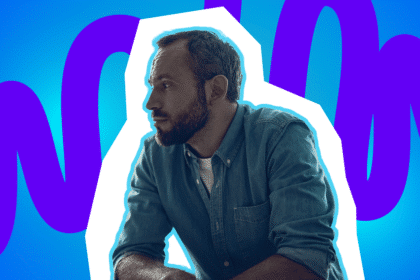 Ein Mann schaut nachdenklich und traurig in die Leere.