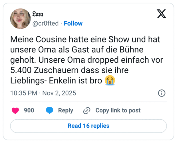 Meine Cousine hatte eine Show und hat unsere Oma als Gast auf die Bühne geholt. Unsere Oma dropped einfach vor 5.400 Zuschauern dass sie ihre Lieblings- Enkelin ist bro 😭