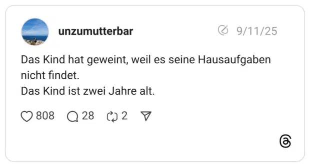 Das Kind hat geweint, weil es seine Hausaufgaben nicht findet. Das Kind ist zwei Jahre alt.