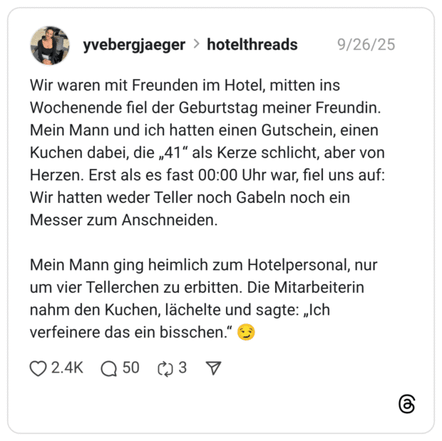 Wir waren mit Freunden im Hotel, mitten ins Wochenende fiel der Geburtstag meiner Freundin. Mein Mann und ich hatten einen Gutschein, einen Kuchen dabei, die „41“ als Kerze schlicht, aber von Herzen. Erst als es fast 00:00 Uhr war, fiel uns auf: Wir hatten weder Teller noch Gabeln noch ein Messer zum Anschneiden. Mein Mann ging heimlich zum Hotelpersonal, nur um vier Tellerchen zu erbitten. Die Mitarbeiterin nahm den Kuchen, lächelte und sagte: „Ich verfeinere das ein bisschen.“ 😏 1 / 2