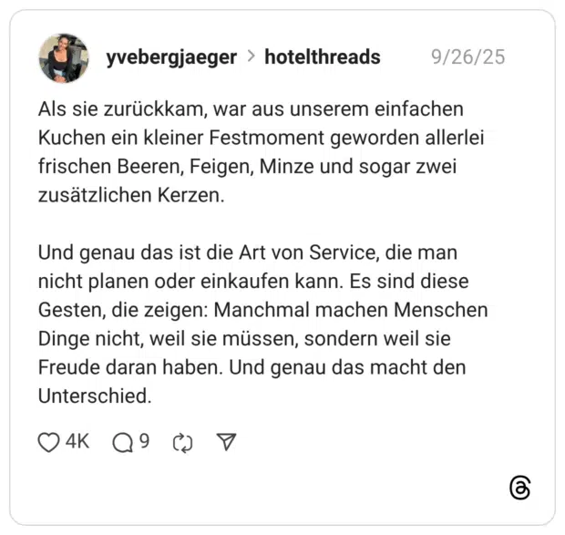 Als sie zurückkam, war aus unserem einfachen Kuchen ein kleiner Festmoment geworden allerlei frischen Beeren, Feigen, Minze und sogar zwei zusätzlichen Kerzen. Und genau das ist die Art von Service, die man nicht planen oder einkaufen kann. Es sind diese Gesten, die zeigen: Manchmal machen Menschen Dinge nicht, weil sie müssen, sondern weil sie Freude daran haben. Und genau das macht den Unterschied. 2 / 2