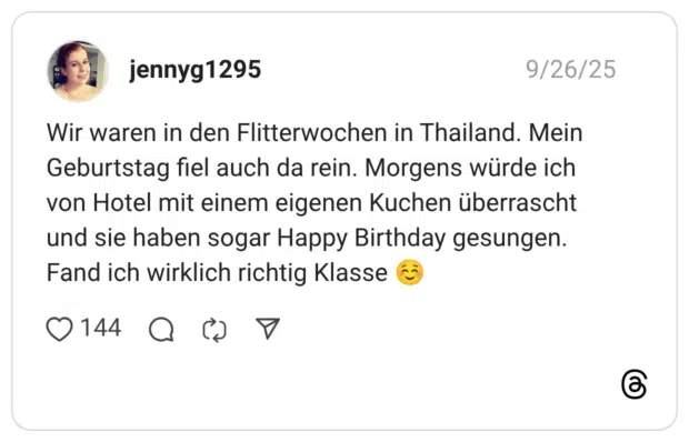 Wir waren in den Flitterwochen in Thailand. Mein Geburtstag fiel auch da rein. Morgens würde ich von Hotel mit einem eigenen Kuchen überrascht und sie haben sogar Happy Birthday gesungen. Fand ich wirklich richtig Klasse ☺️