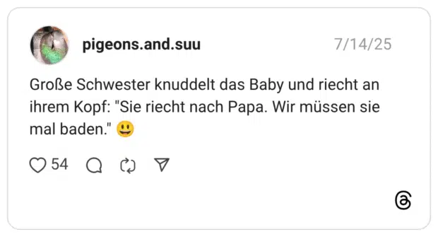 Große Schwester knuddelt das Baby und riecht an ihrem Kopf: "Sie riecht nach Papa. Wir müssen sie mal baden."