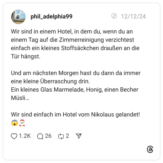 Wir sind in einem Hotel, in dem du, wenn du an einem Tag auf die Zimmerreinigung verzichtest einfach ein kleines Stoffsäckchen draußen an die Tür hängst. Und am nächsten Morgen hast du dann da immer eine kleine Überraschung drin. Ein kleines Glas Marmelade, Honig, einen Becher Müsli… Wir sind einfach im Hotel vom Nikolaus gelandet! 😱🎅🏻