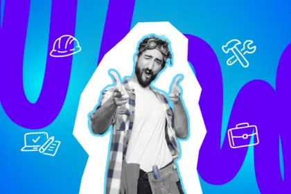 Ein Handwerker mit Werkzeugtasche und Schutzbrille zwinkert und zeigt mit beiden Händen spielerisch in die Kamera vor einem grafischen Hintergrund.