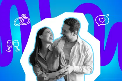 Ein lachendes Paar schaut sich liebevoll an und hält sich an den Händen vor einem bunten, grafischen Hintergrund.