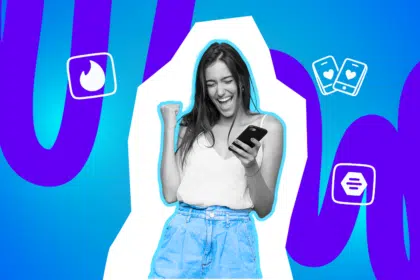 Eine junge Frau jubelt mit erhobener Faust, während sie lächelnd auf ihr Smartphone schaut, als Symbol für Erfolg auf Dating-Apps.