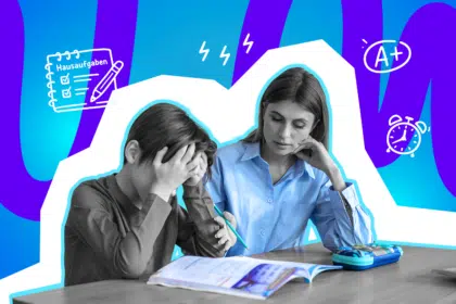 Eine Mutter sitzt mit ihrem gestressten Kind bei den Hausaufgaben am Tisch, während das Kind den Kopf in die Hände stützt und sie auf das Schulbuch schaut.