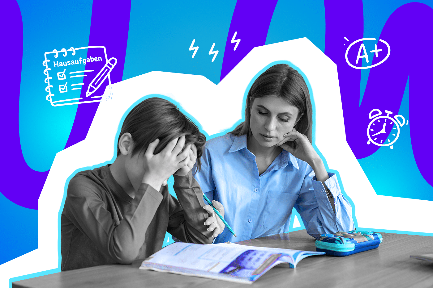 Eine Mutter sitzt mit ihrem gestressten Kind bei den Hausaufgaben am Tisch, während das Kind den Kopf in die Hände stützt und sie auf das Schulbuch schaut.