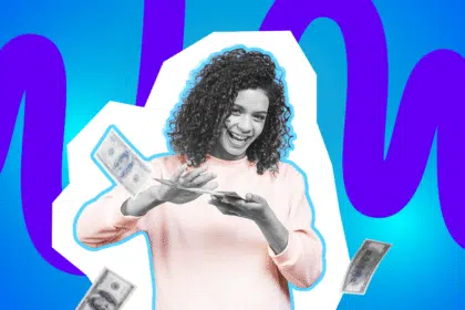 Lachende Frau zählt Geldscheine, während weitere Geldscheine um sie herum fallen.