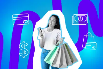 Eine lächelnde Frau hält eine Kreditkarte und mehrere Einkaufstaschen vor einem blau-violetten Hintergrund mit Zahlungs-Icons.