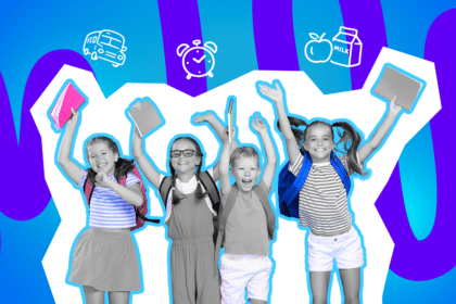 Vier fröhliche Schulkinder springen mit erhobenen Armen und Schulmaterialien vor einem bunten Hintergrund mit Schul-Icons.