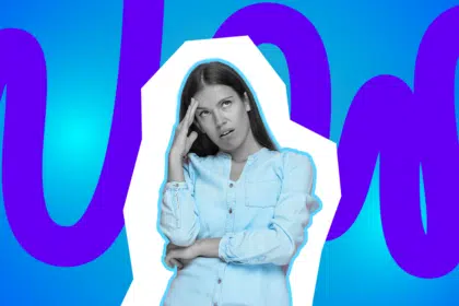 Eine junge Frau hält sich genervt die Hand an die Stirn und verdreht die Augen vor einem farbigen, grafischen Hintergrund.