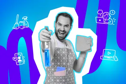 Ein Mann im Schürze hält lachend eine Sprühflasche und ein Tuch in die Kamera, während Symbole für Ablenkung und Aufschieben im Hintergrund auf Prokrastination hinweisen.