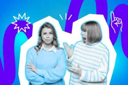 Eine ältere Frau schimpft mit erhobenem Zeigefinger auf eine jüngere Frau, die mit verschränkten Armen genervt reagiert, vor grafischem blau-violettem Hintergrund.
