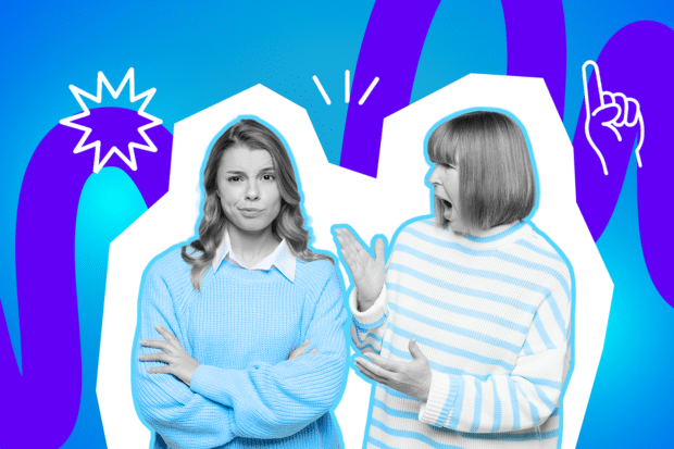 Eine ältere Frau schimpft mit erhobenem Zeigefinger auf eine jüngere Frau, die mit verschränkten Armen genervt reagiert, vor grafischem blau-violettem Hintergrund.
