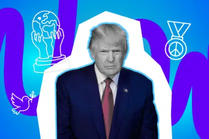 Trump umgeben von einer Medaille, dem Friedenspreis der Fifa und einer Friedenstaube.