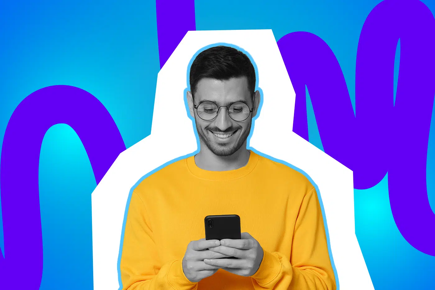 Lächelnder Mann im gelben Pullover schaut auf sein Smartphone und tippt, vor farbigem blau-violettem Hintergrund.