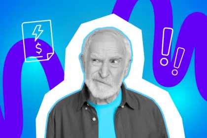 Ein älterer Mann blickt skeptisch in die Kamera, vor einem blau-violetten Hintergrund mit Symbolen für Geld und Warnhinweise.