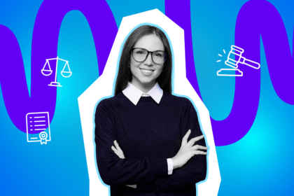 Eine Anwältin steht selbstbewusst mit verschränkten Armen. Das Bild steht für Rechtssicherheit, Kompetenz und Durchsetzungsstärke.