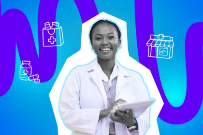 Eine Apothekerin lächelt mit Tablet in der Hand. Das Bild steht für Beratung, Gesundheit und moderne Apothekenservices.