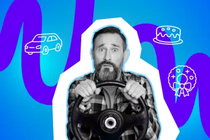 Ein besorgt blickender Mann sitzt am Steuer und klammert sich an das Lenkrad, umgeben von Symbolen für Auto, Torte und Kranz vor blau-lila Hintergrund.