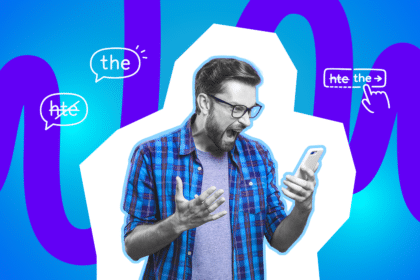 Ein Mann ärgert sich über Autokorrektur-Fehler auf seinem Smartphone.