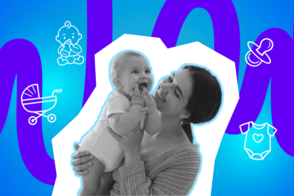 Eine Mutter hält ihr lachendes Baby liebevoll im Arm.