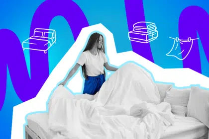 Eine Frau bezieht frisch ein Bett: Sie zieht lachend die weiße Bettwäsche glatt und richtet die Decke auf.