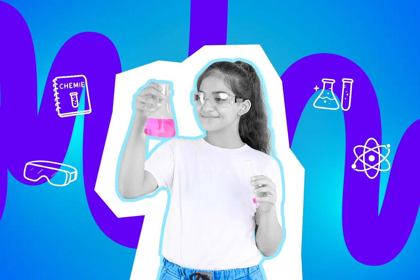 Schülerin mit Schutzbrille hält lächelnd ein Reagenzglas und einen Kolben mit pinker Flüssigkeit vor einem bunten, grafischen Hintergrund mit Chemiesymbolen.