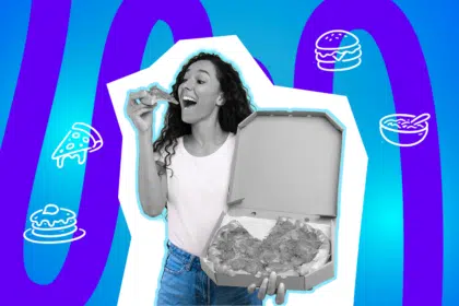 Eine Frau hält eine geöffnete Pizzaschachtel und beißt genüsslich in ein Stück Pizza. Der bunte Hintergrund unterstreicht die fröhliche Stimmung.