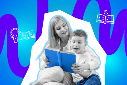 Eine Mutter liest ihrem Sohn etwas zum Einschlafen vor.