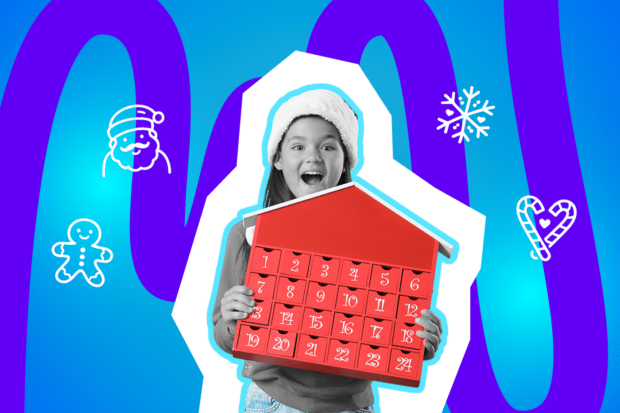 Ein Kind hält begeistert einen roten Adventskalender mit nummerierten Türchen in den Händen. Es trägt eine Wintermütze und schaut mit offenem Mund freudig überrascht.
