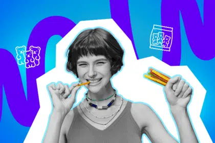 Lächelnde Frau hält und isst bunte Fruchtgummis vor einem farbenfrohen, grafischen Hintergrund mit gezeichneten Gummibärchen.