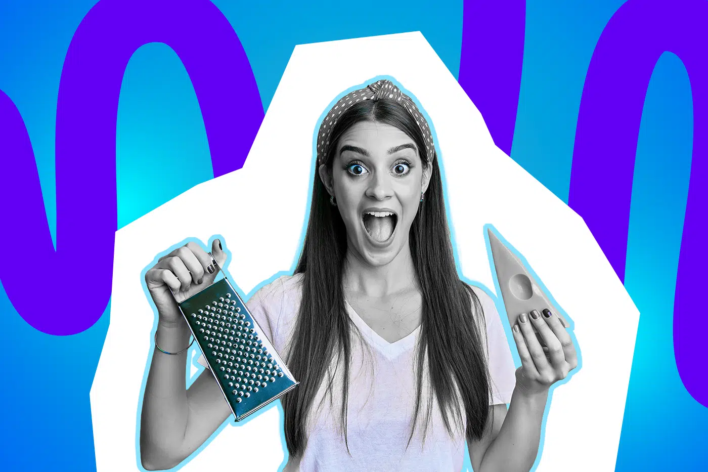 Eine überraschte Frau hält vor blau-lila Hintergrund eine Käsereibe und ein Stück Käse in den Händen.Eine überraschte Frau hält vor blau-lila Hintergrund eine Käsereibe und ein Stück Käse in den Händen.