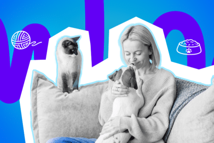 Eine Frau kuschelt liebevoll mit ihrem Hund, während eine Katze daneben sitzt. Das Bild spielt humorvoll mit der Frage: Katzen- oder Hundemensch?