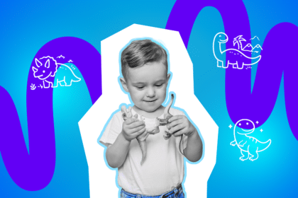 Ein Kleinkind spielt lächelnd mit zwei Dinosaurierfiguren vor blau-lila Hintergrund mit Dino-Illustrationen.