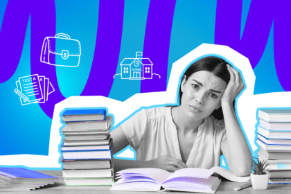 Eine erschöpfte Lehrerin sitzt mit dem Kopf in der Hand vor aufgeschlagenen Büchern und hohen Stapeln, umgeben von Symbolen für Schule, Tests und Arbeit.