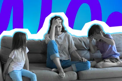 Eine erschöpfte Mutter sitzt nachdenklich auf dem Sofa, während zwei Kinder neben ihr sichtbar frustriert und traurig reagieren.