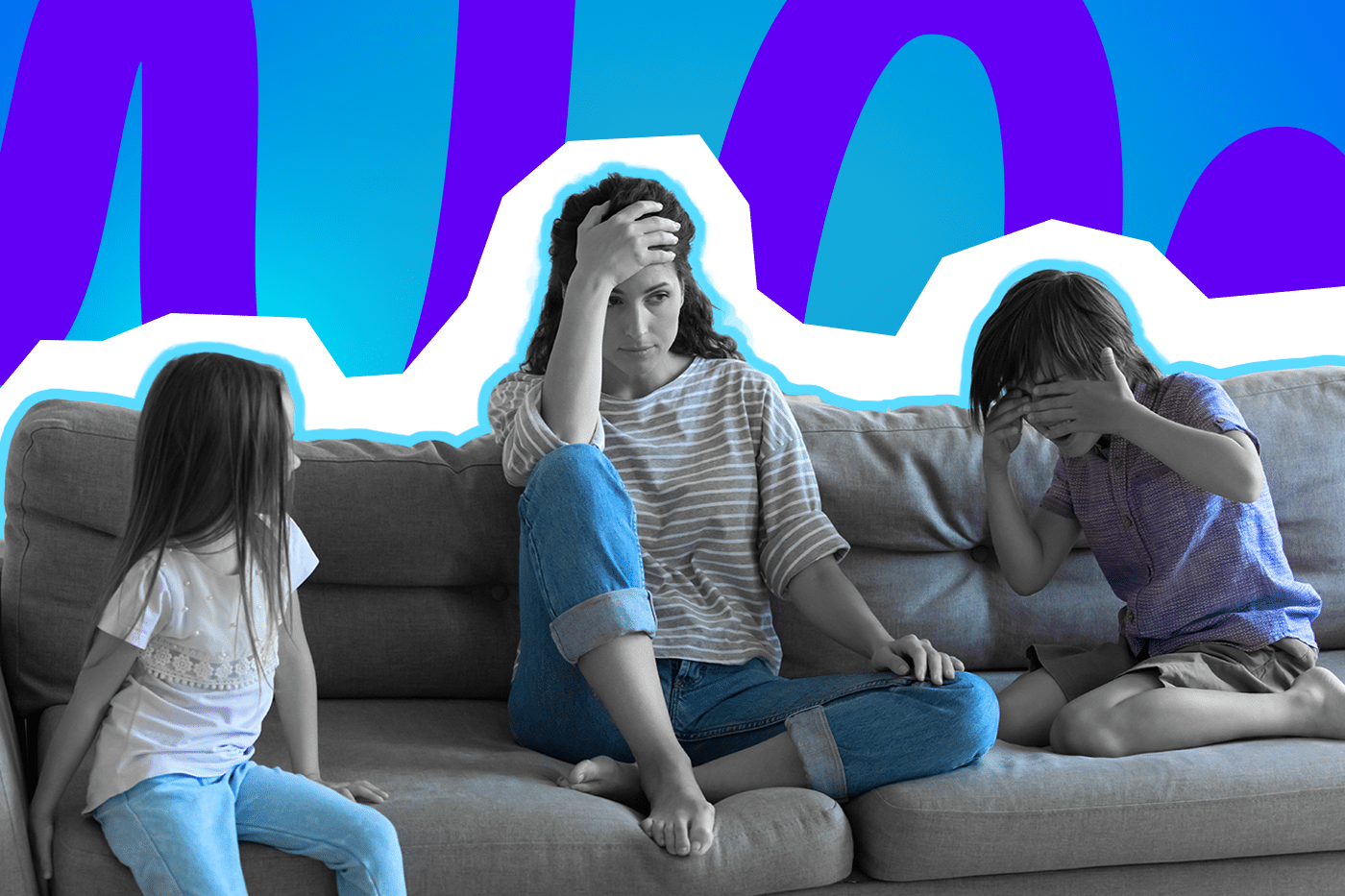 Eine erschöpfte Mutter sitzt nachdenklich auf dem Sofa, während zwei Kinder neben ihr sichtbar frustriert und traurig reagieren.