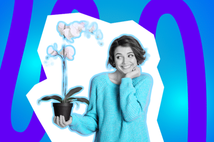 Eine lächelnde Frau hält eine Orchidee im Topf und schaut sie verträumt an. Der bunte, grafische Hintergrund verleiht dem Bild eine verspielte Stimmung.