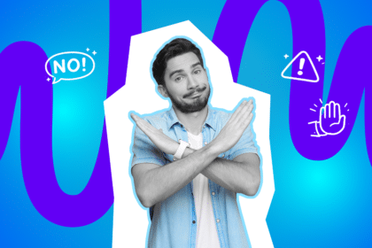 Ein Mann steht frontal zur Kamera und kreuzt deutlich die Arme vor der Brust, was eine klare Ablehnung signalisiert.