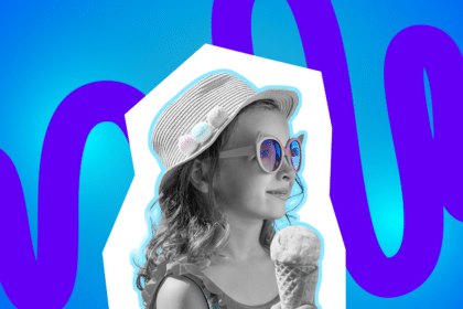 Ein Kind mit Sonnenhut und Sonnenbrille genießt ein Eis. Das Bild vermittelt Sommer- und Urlaubsstimmung.