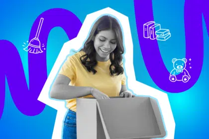 Eine Frau findet lächelnd eine Kiste und schaut sie durch.