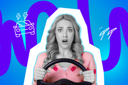 Überraschte Frau am Steuer eines Autos mit weit aufgerissenen Augen vor einem bunten, abstrakten Hintergrund mit gezeichneten Autosymbolen und Blitzen.