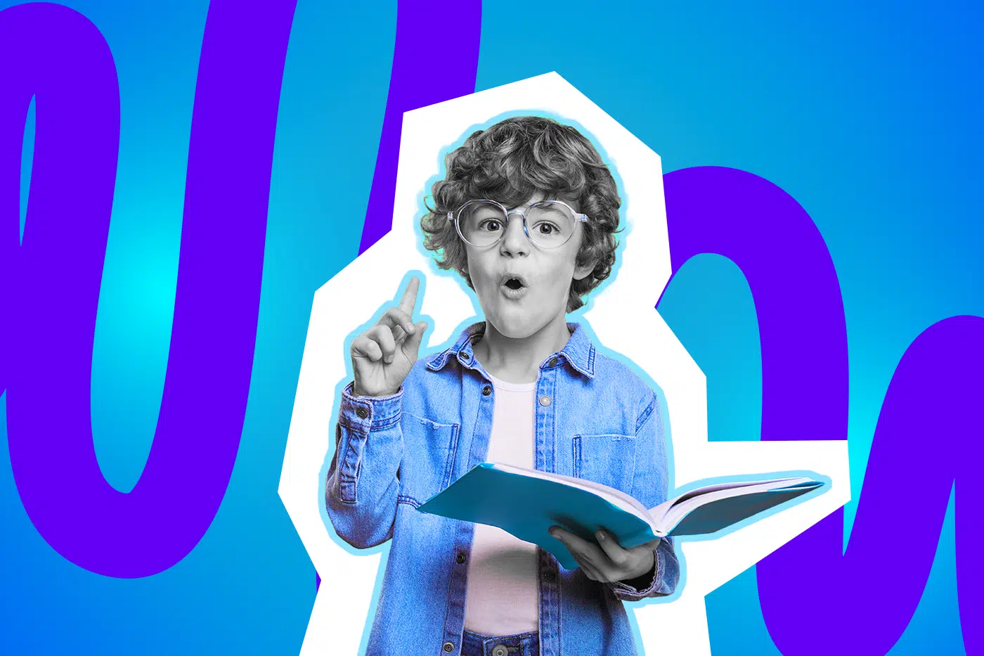 Kleiner Junge mit Brille hat ein Buch in der Hand und hält einen Zeigefinger in die Luft.